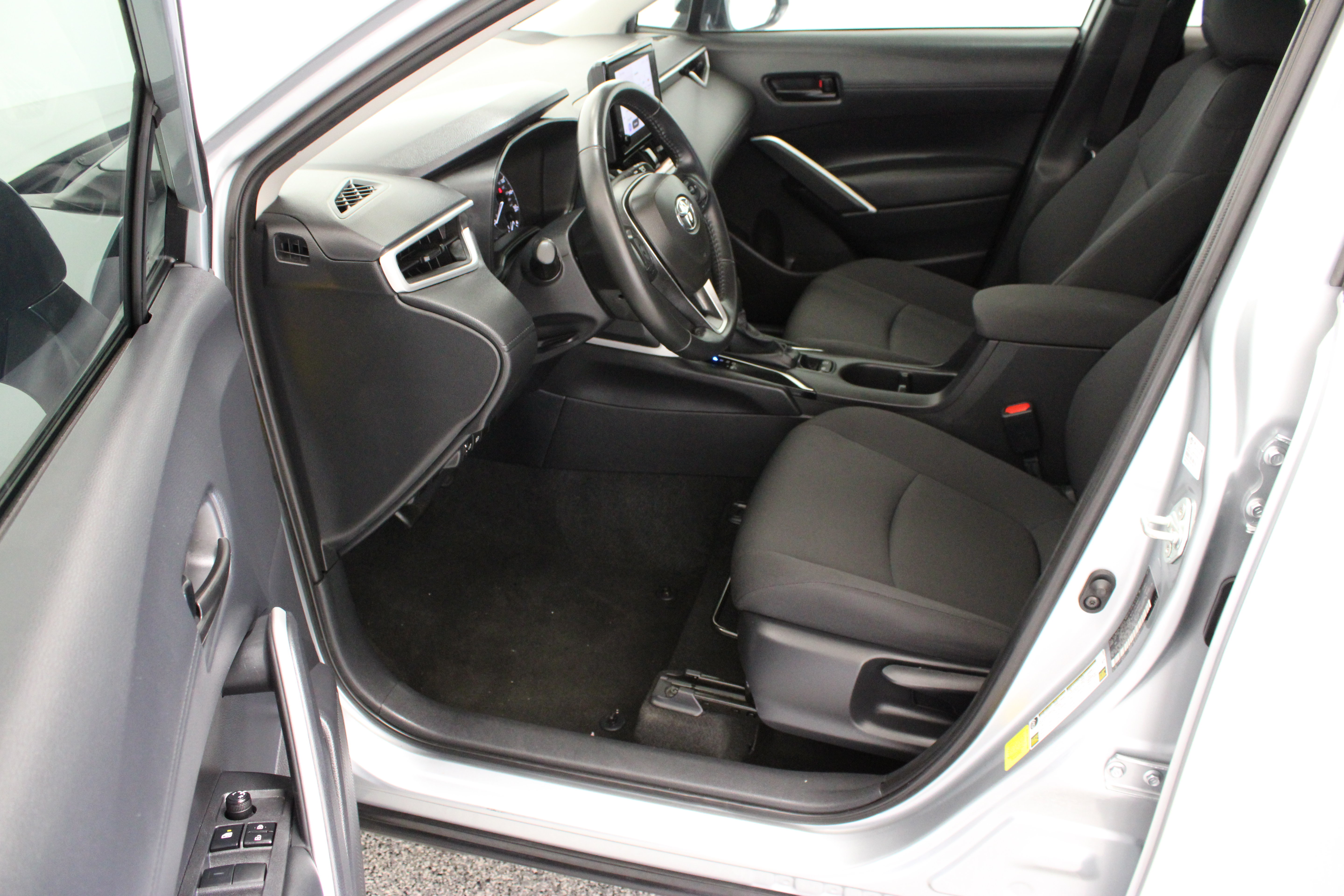 Used 2024 Toyota Corolla Cross LE FWD image 14