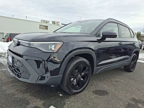 New 2026 Volkswagen Taos SE image 2