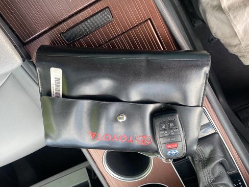 Used 2021 Toyota Sienna XLE image 18