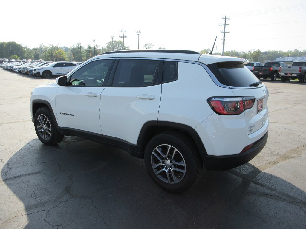 Used 2017 Jeep Compass Latitude w/ Cold Weather Group AWD/4WD image 9