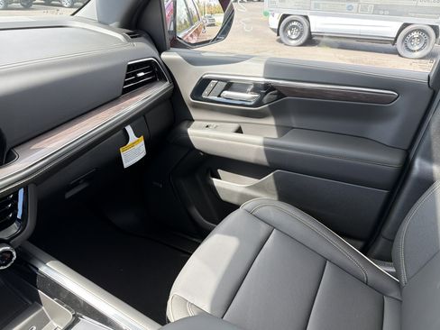 New 2026 Chevrolet Suburban Premier image 24