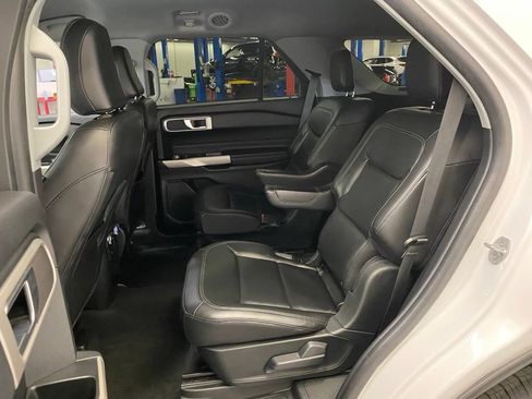 Used 2021 Ford Explorer XLT w/ Equipment Group 202A RWD image 13
