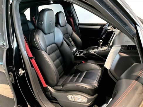 Used 2016 Porsche Cayenne Turbo image 22