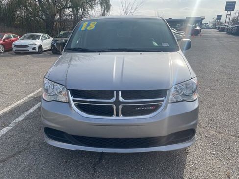 Used 2018 Dodge Grand Caravan SE image 2