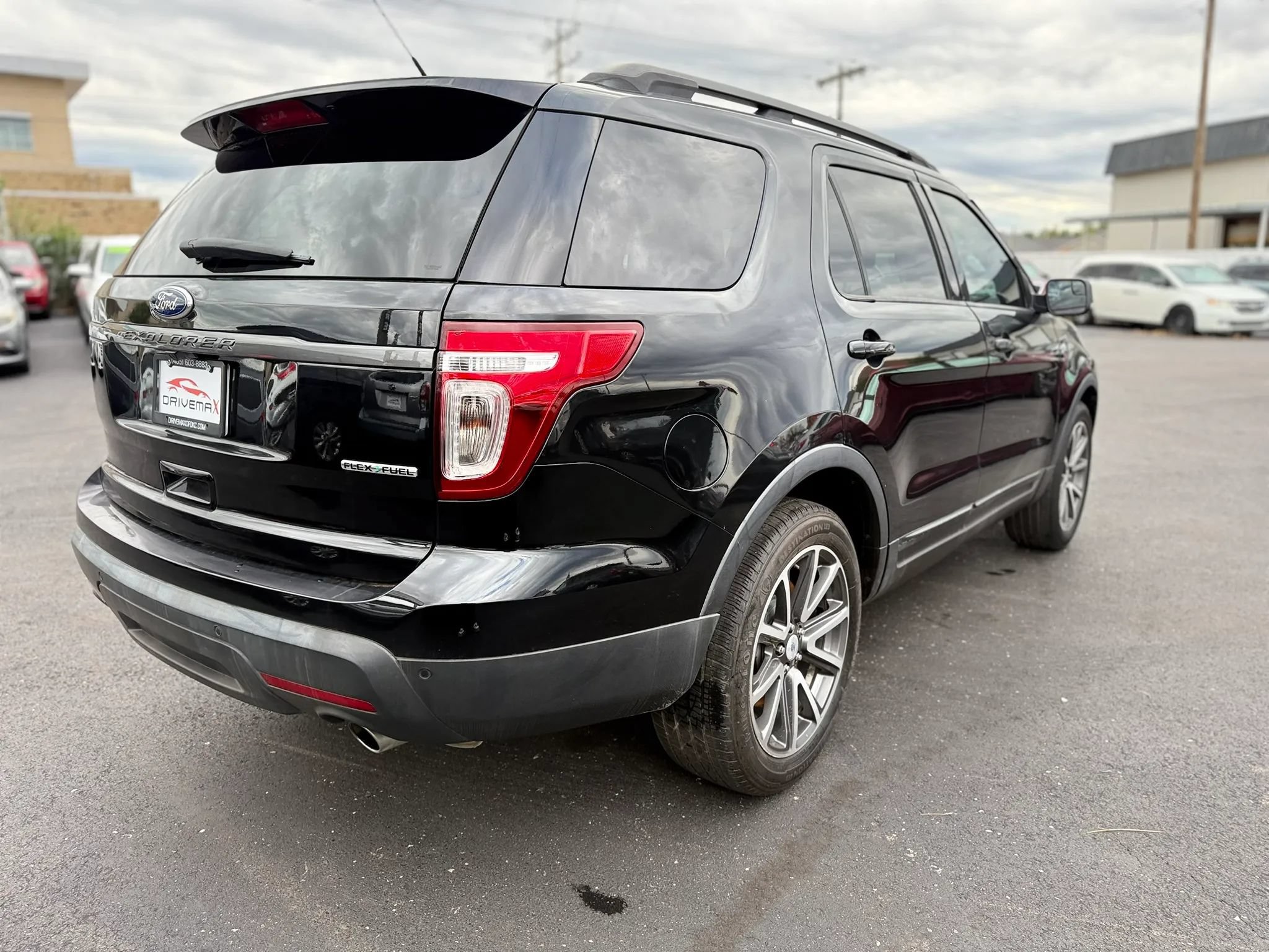 Used 2015 Ford Explorer XLT w/ Equipment Group 202B FWD image 3