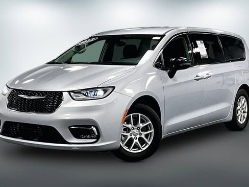 Used 2024 Chrysler Pacifica Touring-L FWD image 3