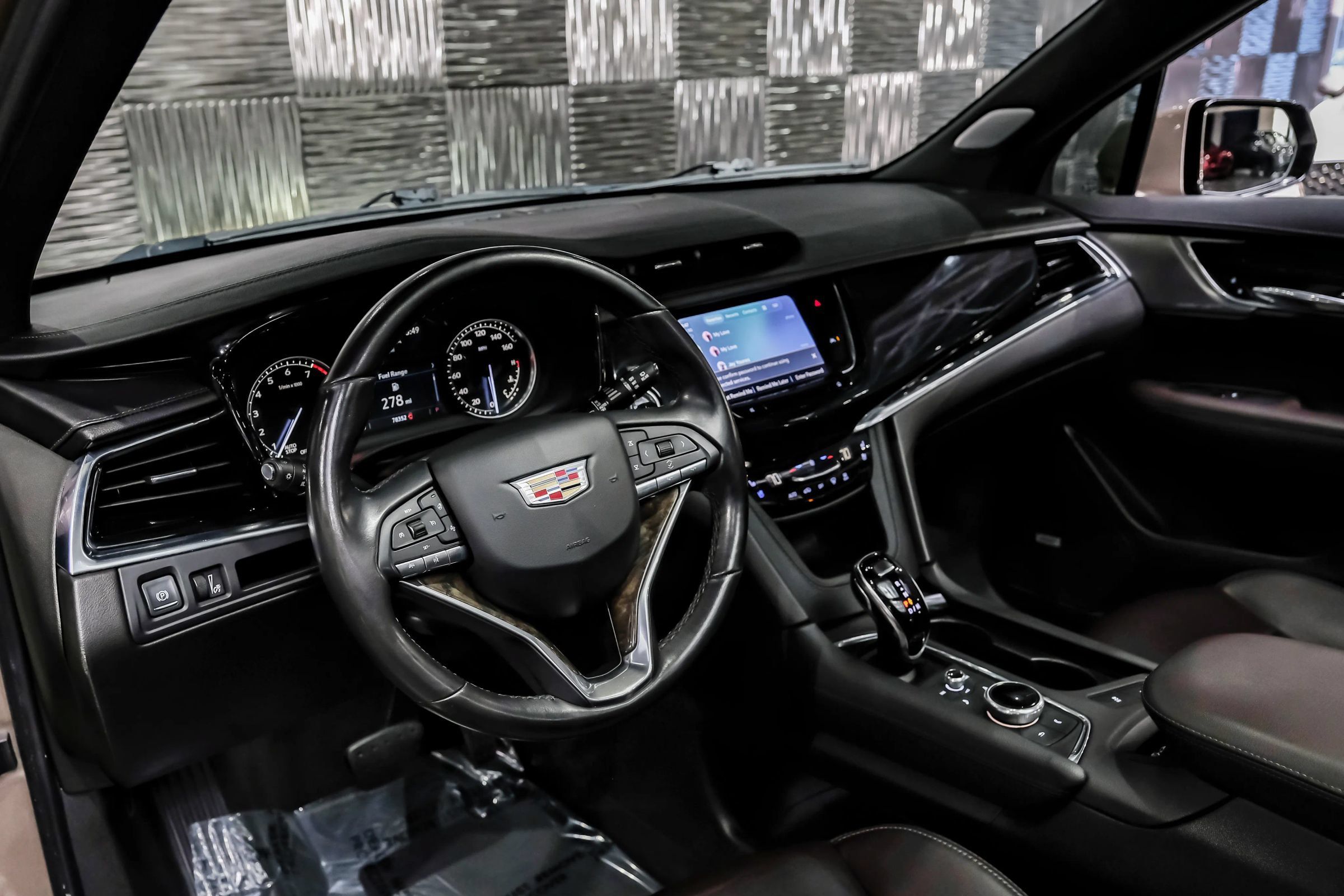 Used 2023 Cadillac XT6 Premium Luxury FWD image 3