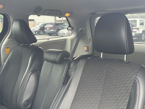 Used 2014 Toyota Sienna SE FWD image 4