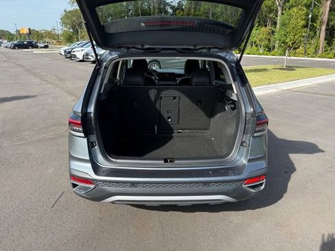 Used 2025 Volkswagen Taos SE FWD image 5