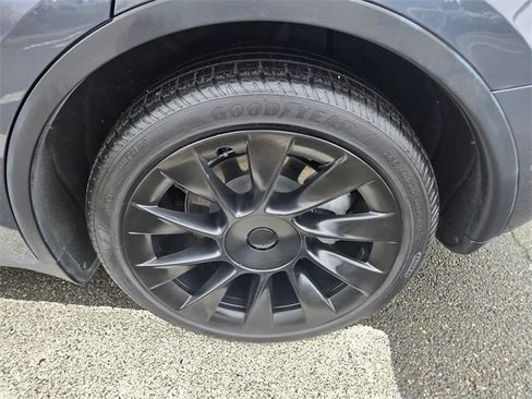 Used 2020 Tesla Model Y Long Range image 12