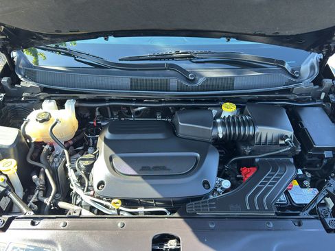 Used 2024 Chrysler Pacifica Touring-L FWD image 17