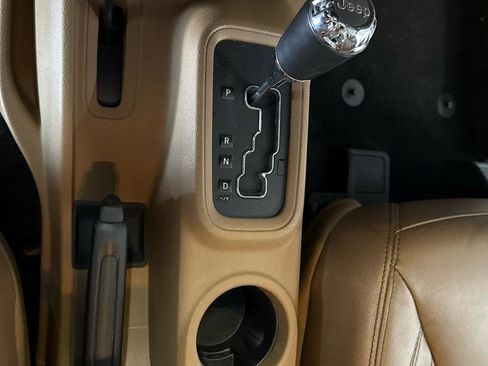 Used 2015 Jeep Wrangler Rubicon w/ Power Convenience Group AWD/4WD image 17
