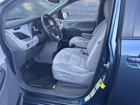 Used 2017 Toyota Sienna LE AWD/4WD image 9