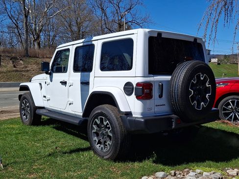 Used 2026 Jeep Wrangler Sahara image 4