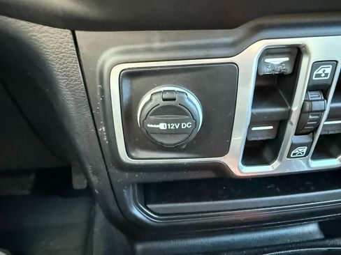 Used 2018 Jeep Wrangler Unlimited Sahara w/ Dual Top Group image 28