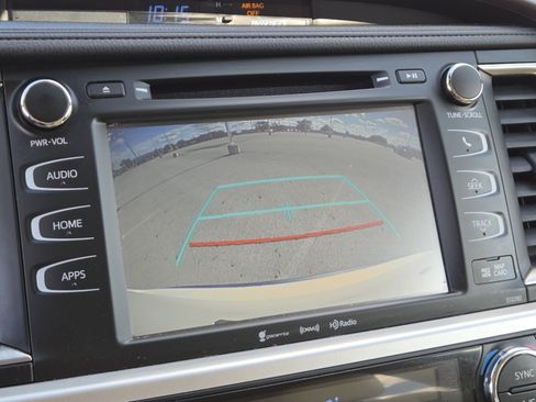 Used 2019 Toyota Highlander XLE AWD/4WD image 10