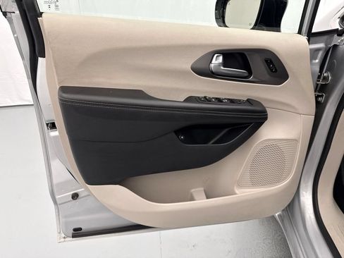 Used 2024 Chrysler Pacifica Limited FWD image 21