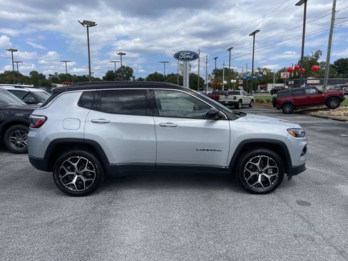 Used 2025 Jeep Compass Limited AWD/4WD image 2