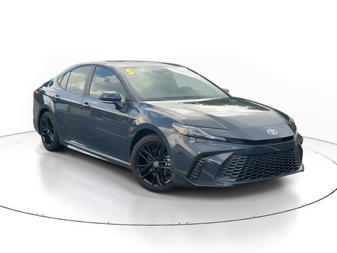 Used 2025 Toyota Camry SE FWD image 2