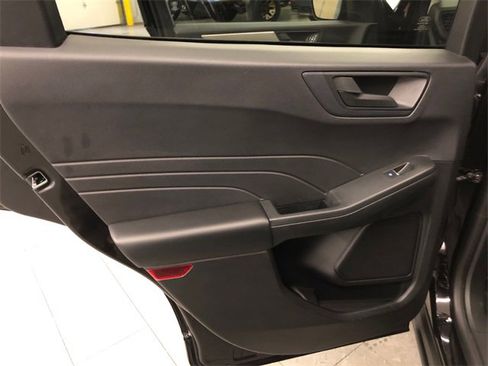 Used 2022 Ford Escape SE w/ SE Sport Appearance Package image 28