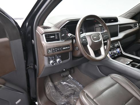 Used 2021 GMC Yukon XL Denali w/ Denali Premium Package AWD/4WD image 12