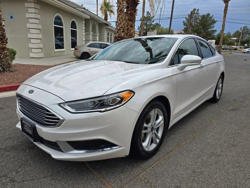 Used 2018 Ford Fusion SE w/ Fusion SE Technology Package FWD image 3