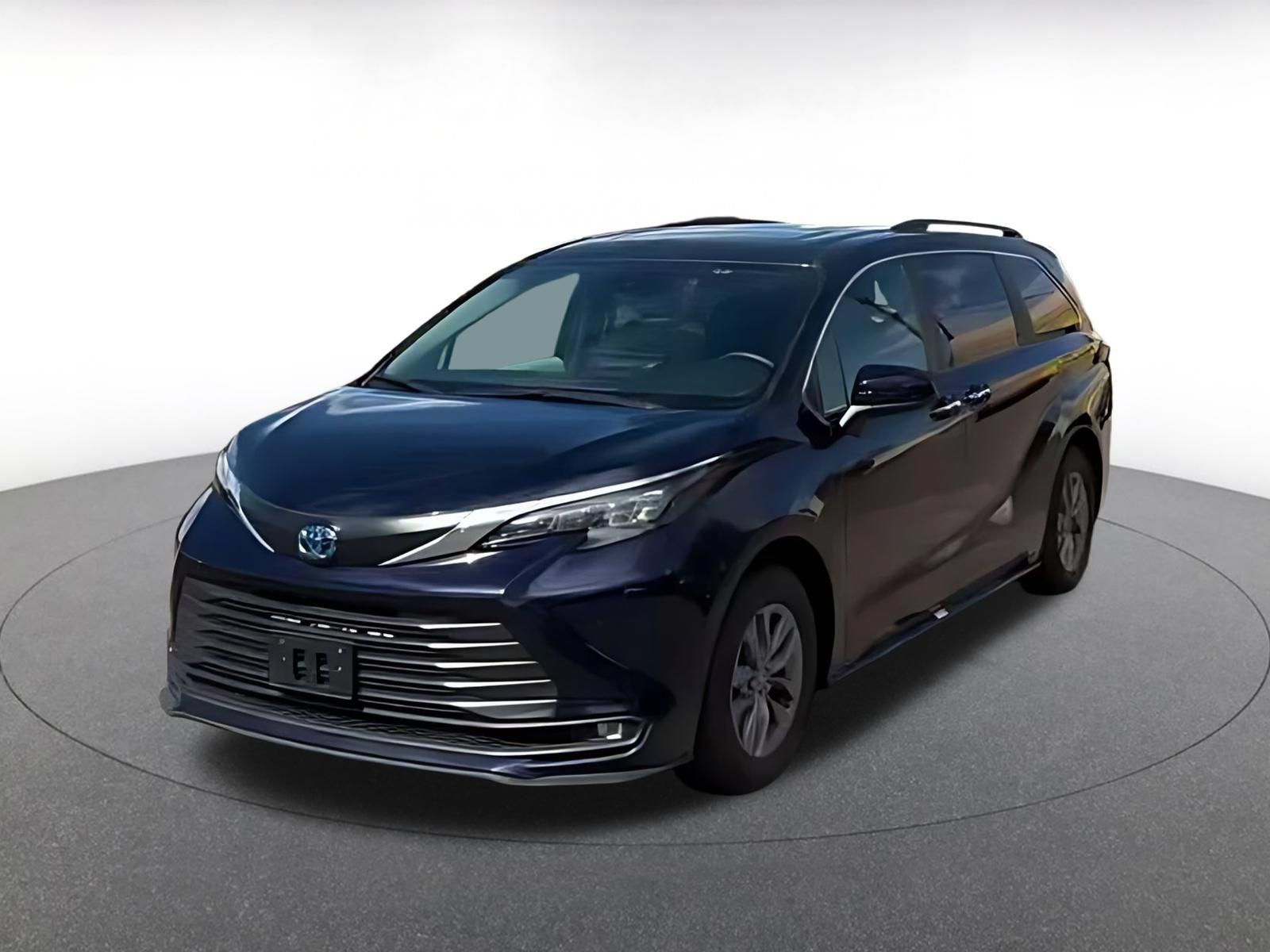 Used 2025 Toyota Sienna XLE FWD image 6