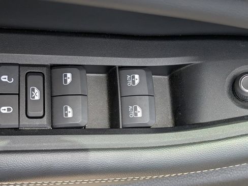 Used 2025 Jeep Grand Cherokee Altitude RWD image 15