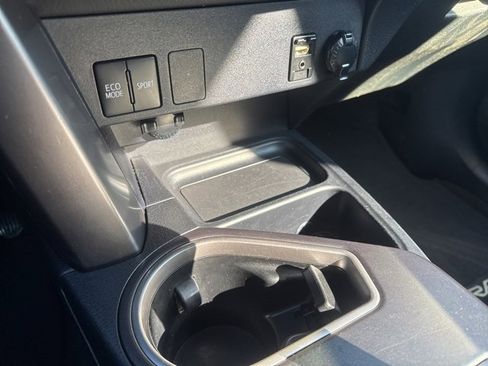 Used 2018 Toyota RAV4 LE image 23