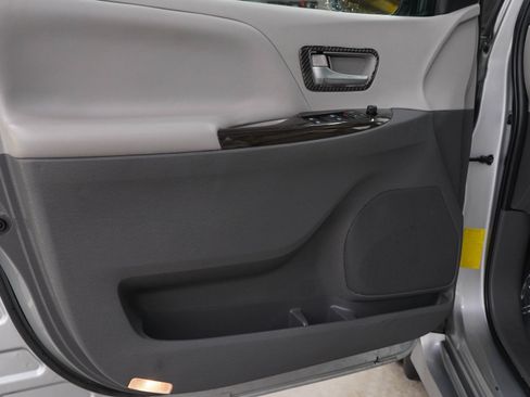Used 2020 Toyota Sienna XLE w/ XLE Navigation Package FWD image 21