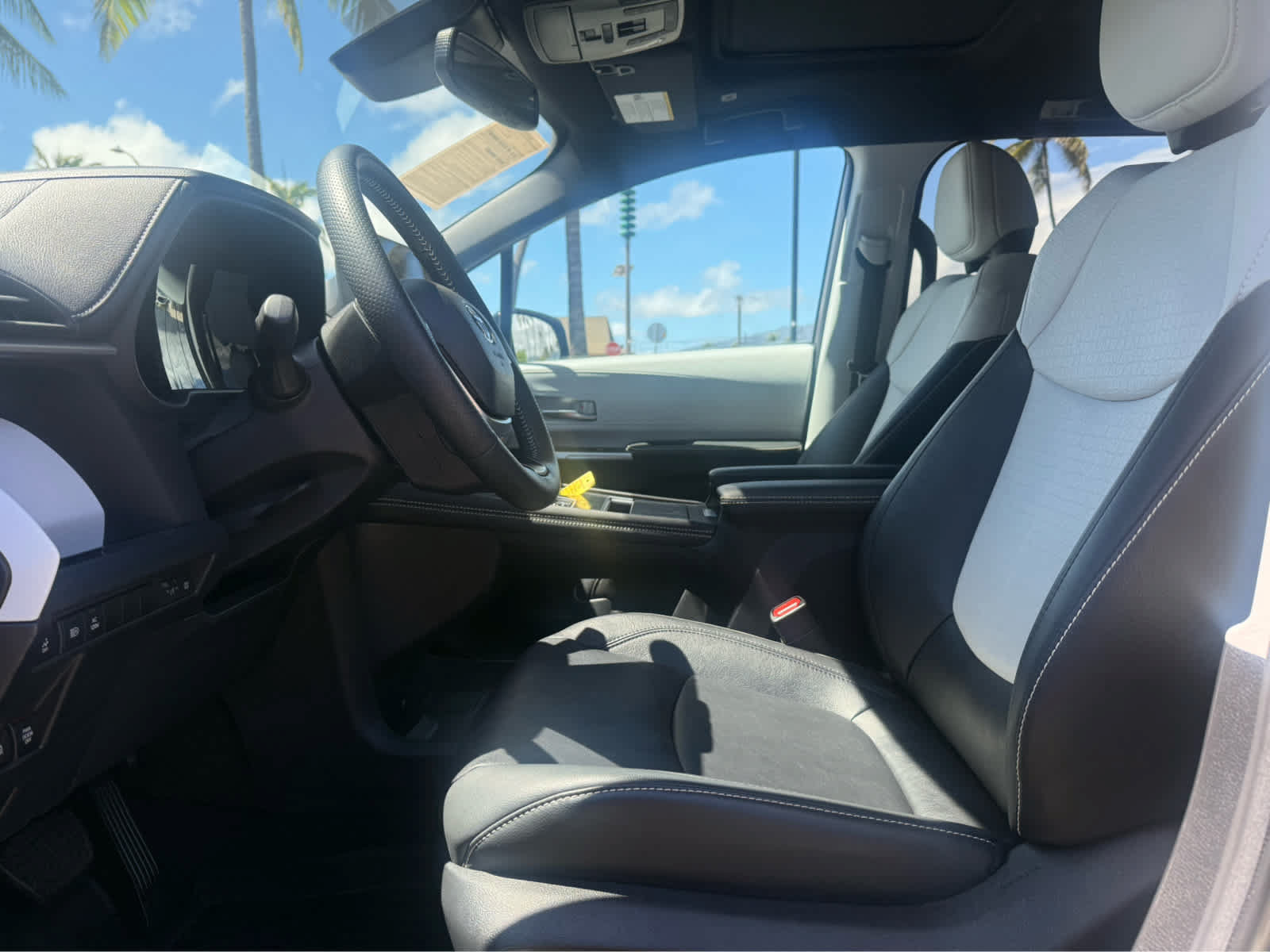 Used 2025 Toyota Sienna XSE FWD image 9