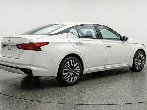 Used 2025 Nissan Altima 2.5 SV FWD image 9