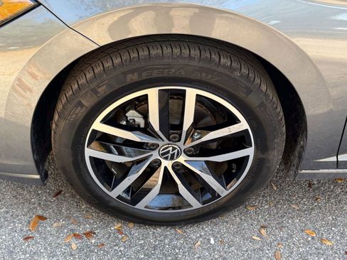 Used 2025 Volkswagen Jetta SE image 27