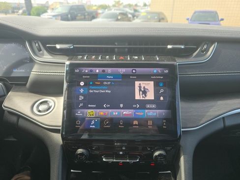 Used 2025 Jeep Grand Cherokee Limited w/ Black Appearance Package image 17