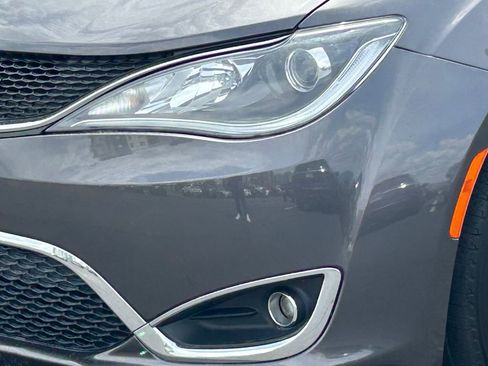 Used 2020 Chrysler Pacifica Touring-L FWD image 11