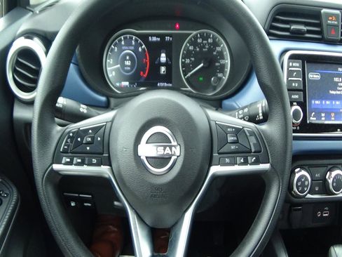 Used 2025 Nissan Versa SV FWD image 18