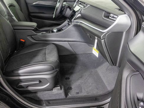 New 2025 Jeep Grand Cherokee L Altitude image 34