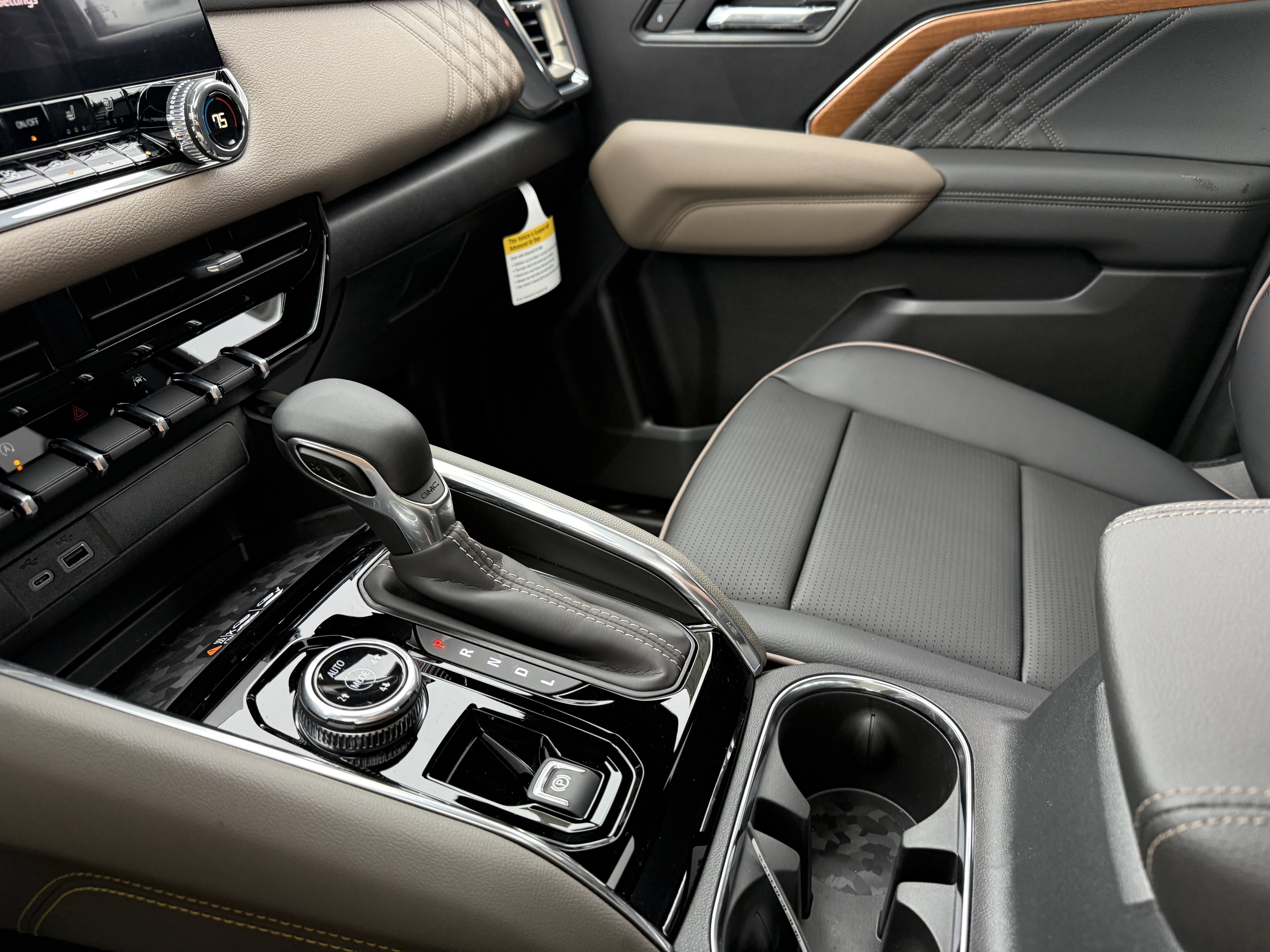 New 2026 GMC Canyon Denali AWD/4WD image 32