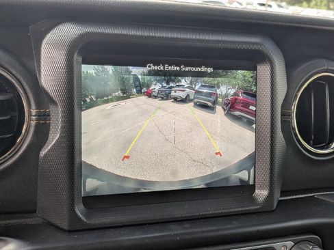 Used 2021 Jeep Wrangler Unlimited Sahara AWD/4WD image 37