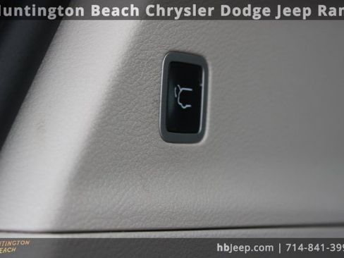 Used 2023 Chrysler Pacifica Touring-L image 34