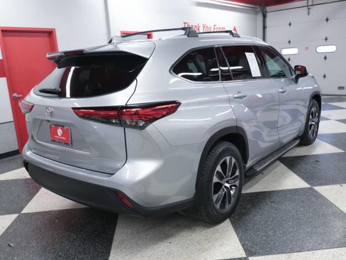 Used 2022 Toyota Highlander XLE image 7