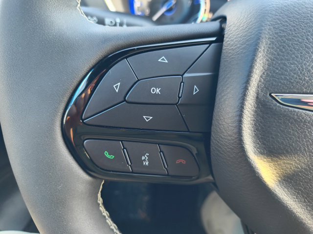 Used 2025 Chrysler Pacifica Limited w/ Uconnect Theater Family Group FWD image 21