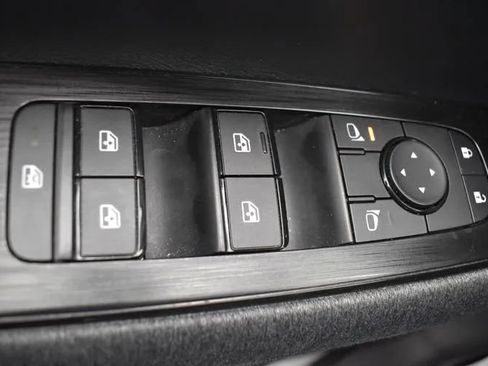 Used 2025 Nissan Kicks SV AWD/4WD image 21