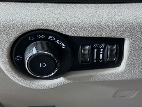 Used 2023 Chrysler Pacifica Touring-L FWD image 9