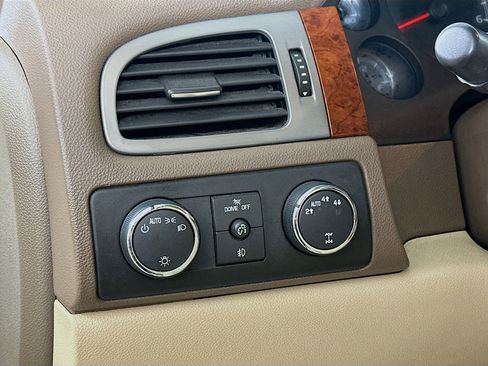 Used 2011 Chevrolet Avalanche LTZ image 10