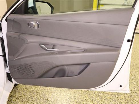 Used 2024 Hyundai Elantra SE FWD image 31