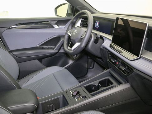 New 2026 Volkswagen Tiguan SE R-Line AWD/4WD image 17