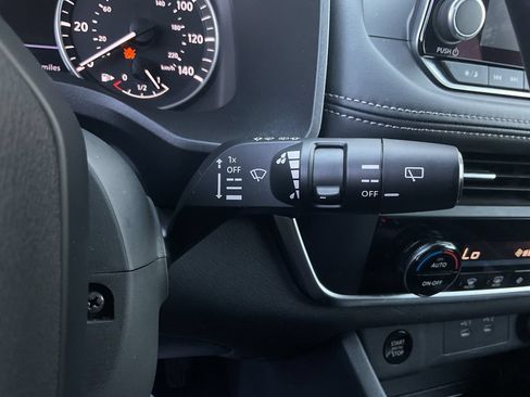 Used 2025 Nissan Rogue SV FWD image 34