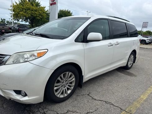 Used 2017 Toyota Sienna XLE w/ XLE Navigation Package FWD image 8