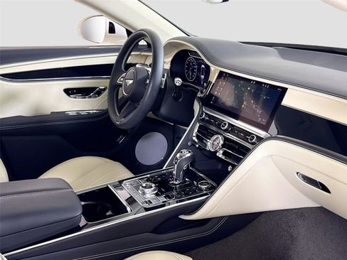 Used 2024 Bentley Flying Spur V8 image 37